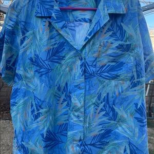 Columbia 3X Women’s River Resort Shirt in Hawaiian print.